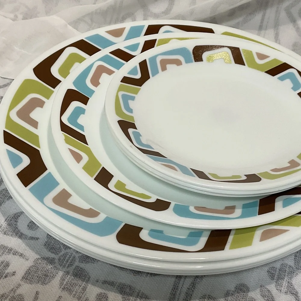 13 pc. Corelle ‘Squared’ dinnerware. Never used.